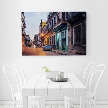 Canvastaulu Street in Cuba