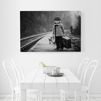 Canvastaulu Children on station